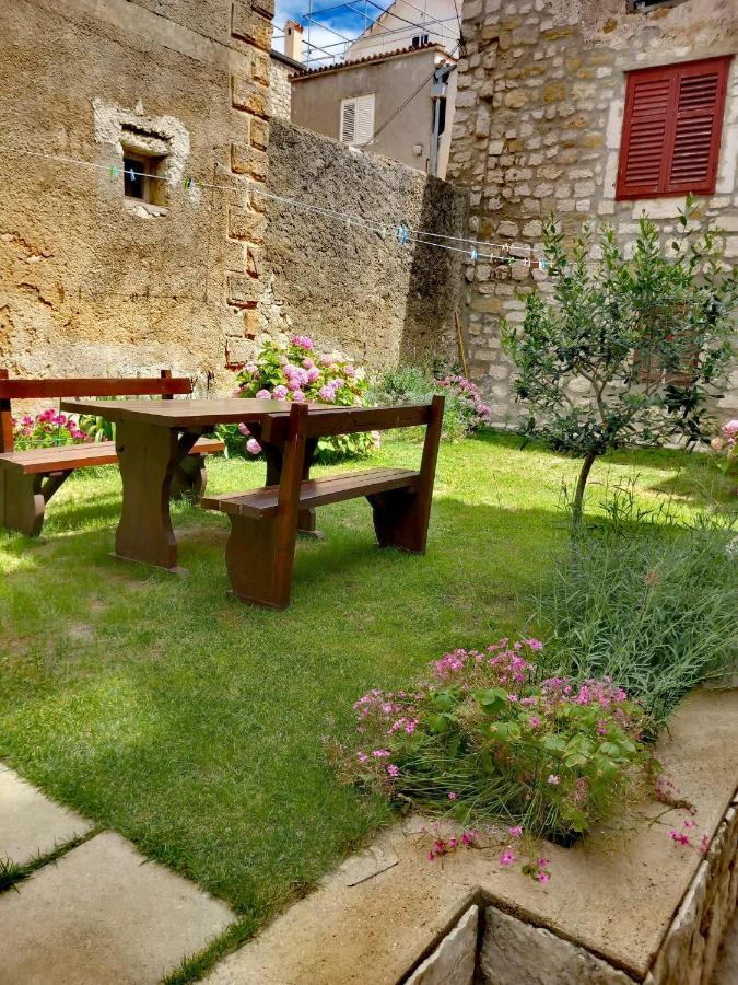 Rabski Dvor Apartment Rab Town Bagian luar foto